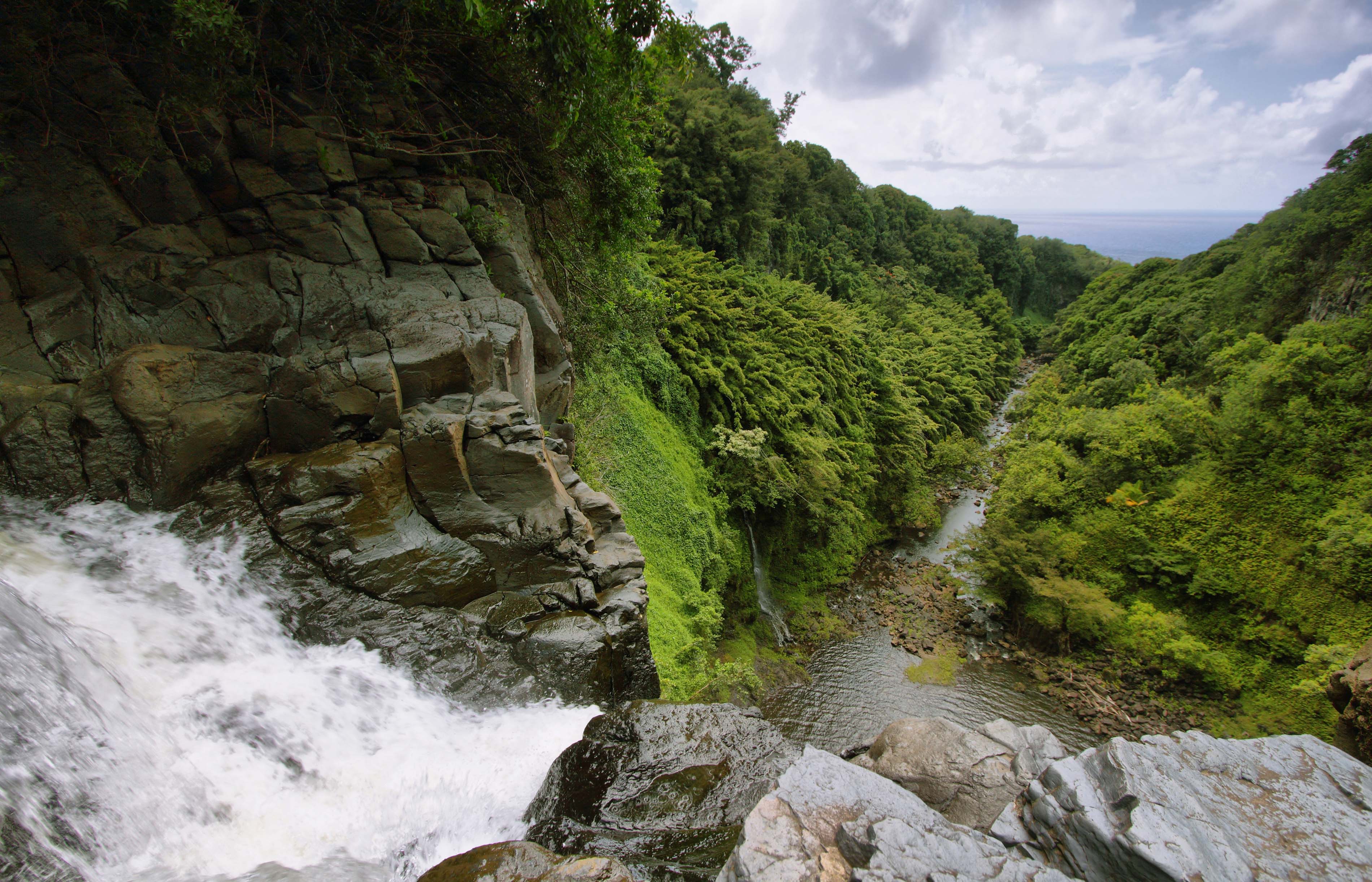 View from the edge of Makahiku falls in Waimoku falls trail